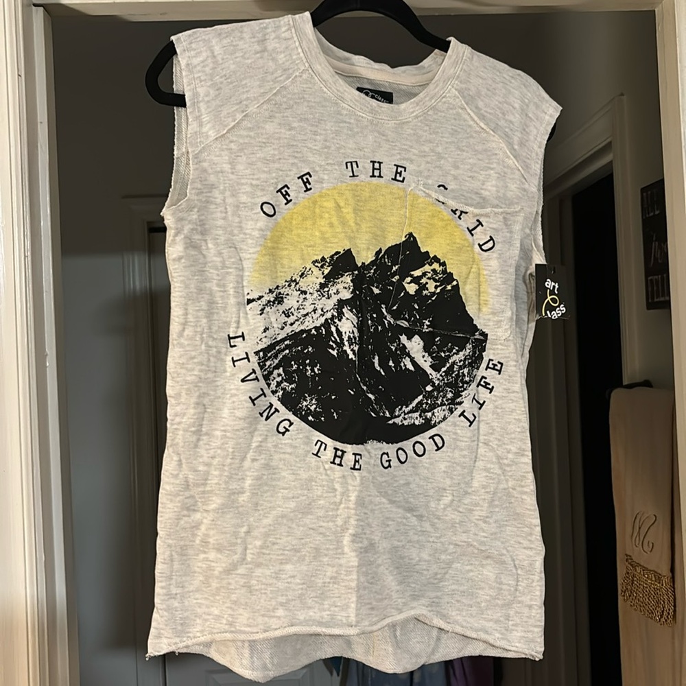 NWT Women’s Graphic Tank Top (Juniors Size XL)